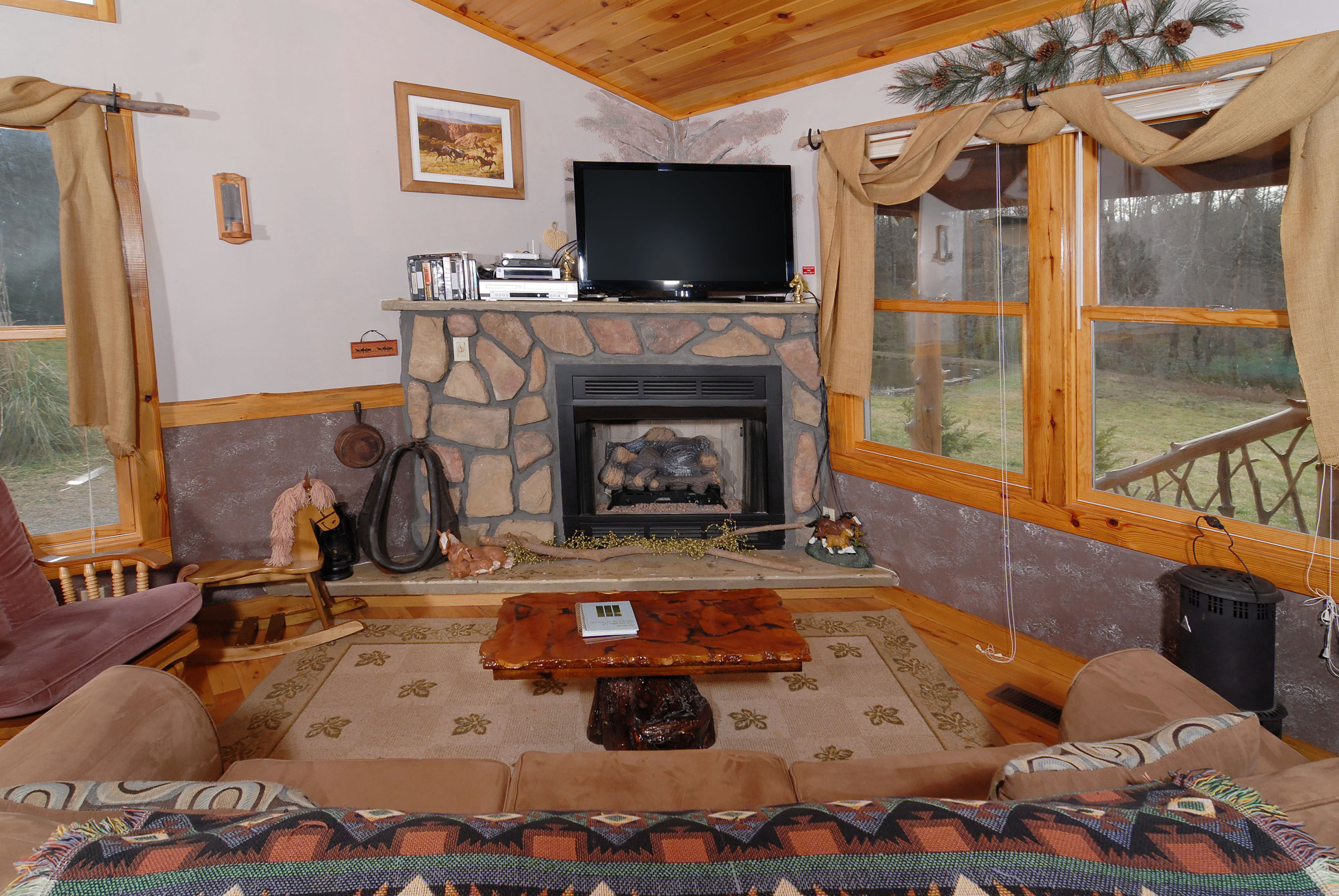 Pigeon Forge One Bedroom Cabin that features a flat screen tv and gas fireplace with a Smoky Mountain View